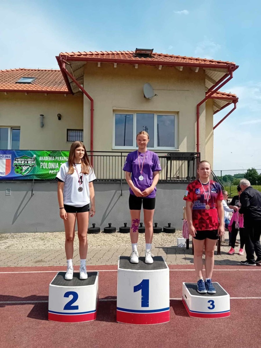 Bardzo udany start naszych uczniów w zawodach lekkoatletycznych na stadionie miejskim MOSiR w Pasłęku. W sumie zdobyliśmy 11 medali w tym 6 złotych. 
Złote medale zdobyli:
Aniela Borkowska – kl. 8a w pchnięciu kula
Emilia Wiśniewska – kl. 8a w biegu na 300m 
Kacper Nadrowski – kl. 8b w biegu na 100m
Oskar Buczak – kl. 7b w skoku wzwyż 
Sztafeta dziewcząt – Marta Paluch, Julia Mikołajka, Emilia Wiśniewska, Kaja Buska. 
Sztafeta chłopców -  Paweł Lenard, Janek Szczepankowski, Kacper Nadrowski, Oskar Buczak. 
Gratulacje i brawa dla wszystkich uczniów, którzy reprezentowali naszą szkołę. 
