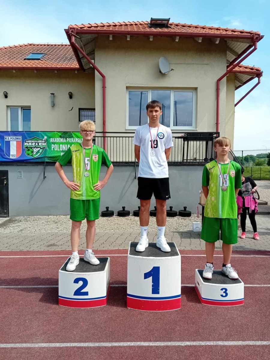 Bardzo udany start naszych uczniów w zawodach lekkoatletycznych na stadionie miejskim MOSiR w Pasłęku. W sumie zdobyliśmy 11 medali w tym 6 złotych. 
Złote medale zdobyli:
Aniela Borkowska – kl. 8a w pchnięciu kula
Emilia Wiśniewska – kl. 8a w biegu na 300m 
Kacper Nadrowski – kl. 8b w biegu na 100m
Oskar Buczak – kl. 7b w skoku wzwyż 
Sztafeta dziewcząt – Marta Paluch, Julia Mikołajka, Emilia Wiśniewska, Kaja Buska. 
Sztafeta chłopców -  Paweł Lenard, Janek Szczepankowski, Kacper Nadrowski, Oskar Buczak. 
Gratulacje i brawa dla wszystkich uczniów, którzy reprezentowali naszą szkołę. 
