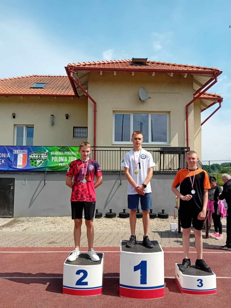 Bardzo udany start naszych uczniów w zawodach lekkoatletycznych na stadionie miejskim MOSiR w Pasłęku. W sumie zdobyliśmy 11 medali w tym 6 złotych. 
Złote medale zdobyli:
Aniela Borkowska – kl. 8a w pchnięciu kula
Emilia Wiśniewska – kl. 8a w biegu na 300m 
Kacper Nadrowski – kl. 8b w biegu na 100m
Oskar Buczak – kl. 7b w skoku wzwyż 
Sztafeta dziewcząt – Marta Paluch, Julia Mikołajka, Emilia Wiśniewska, Kaja Buska. 
Sztafeta chłopców -  Paweł Lenard, Janek Szczepankowski, Kacper Nadrowski, Oskar Buczak. 
Gratulacje i brawa dla wszystkich uczniów, którzy reprezentowali naszą szkołę. 
