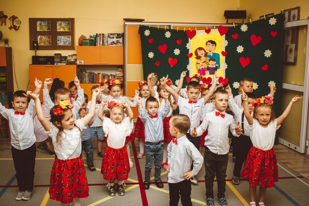 Mama i Tata to wielkie słowa, które są synonimem miłości, dobra, ciepła rodzinnego i szczęścia. Mama i Tata to pierwsze słowa każdego dziecka. Dla małego człowieka rodzice, to najważniejsze osoby w jego życiu. Należy więc dbać, troszczyć się i pielęgnować więź między dzieckiem, a rodzicami. Dlatego w naszym przedszkolu nauczyciele pomagają dzieciom wyrazić ich miłość do rodziców organizując Dzień Mamy i Taty.
W dniach 21-24 maja uroczyście świętowaliśmy dzień Mamy i Taty. Każda grupa przygotowała niezwykłe przedstawienie, aby wyrazić miłość i wdzięczność za troskę i wychowanie jakie rodzice wkładają  każdego dnia.
