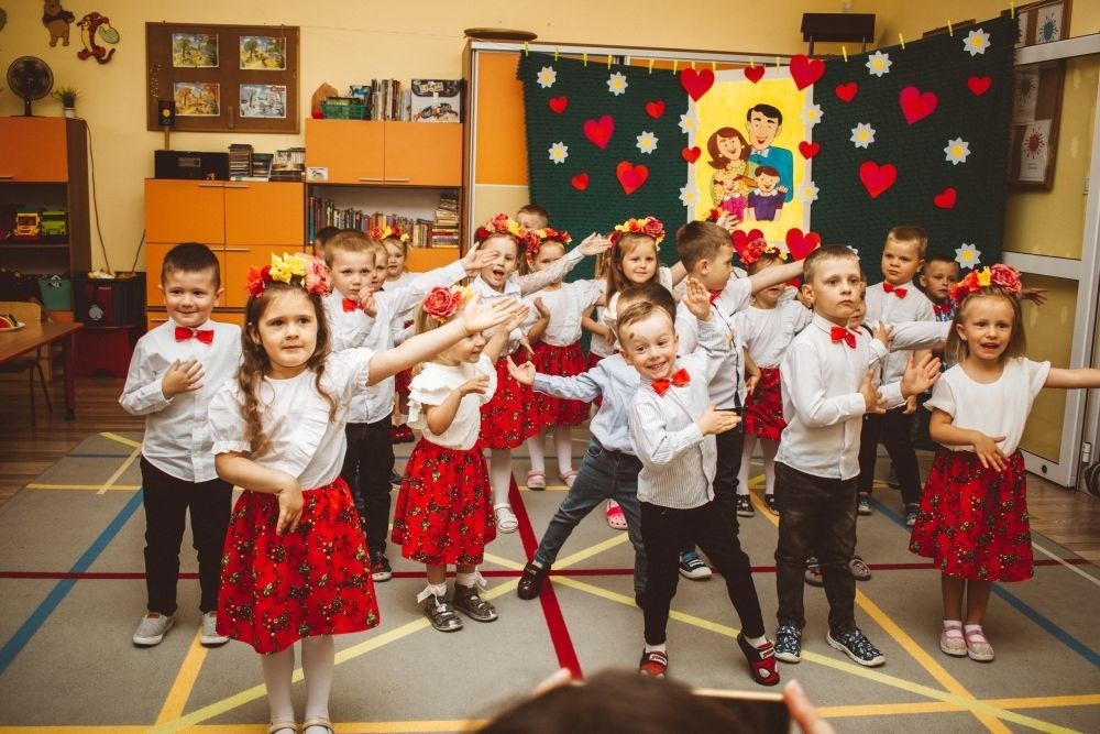 Mama i Tata to wielkie słowa, które są synonimem miłości, dobra, ciepła rodzinnego i szczęścia. Mama i Tata to pierwsze słowa każdego dziecka. Dla małego człowieka rodzice, to najważniejsze osoby w jego życiu. Należy więc dbać, troszczyć się i pielęgnować więź między dzieckiem, a rodzicami. Dlatego w naszym przedszkolu nauczyciele pomagają dzieciom wyrazić ich miłość do rodziców organizując Dzień Mamy i Taty.
W dniach 21-24 maja uroczyście świętowaliśmy dzień Mamy i Taty. Każda grupa przygotowała niezwykłe przedstawienie, aby wyrazić miłość i wdzięczność za troskę i wychowanie jakie rodzice wkładają  każdego dnia.
