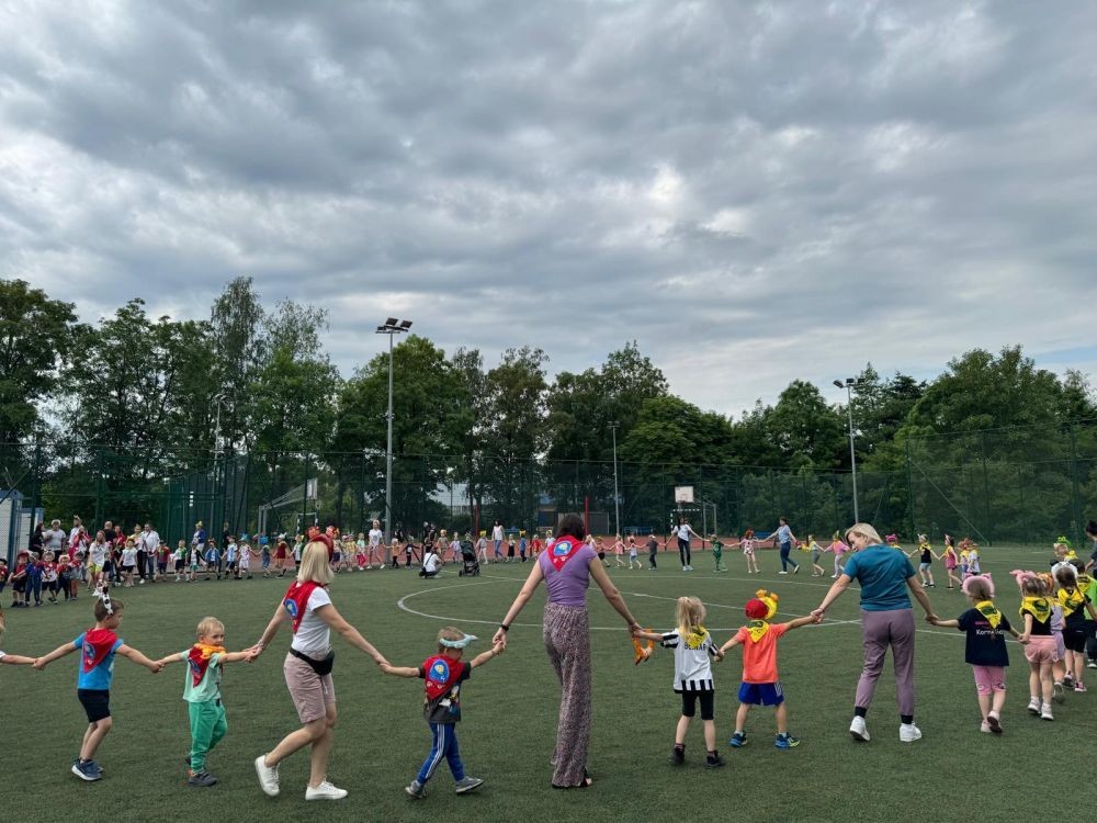 Dzień Dziecka to jeden z najradośniejszych dni, na który czekają młodsze i starsze przedszkolaki. W naszym przedszkolu był to dzień wyjątkowy, pełen życzeń, uśmiechów, radości i niespodzianek. Tego dnia pojawiło się mnóstwo kolorowych HELOWYCH balonów. Od rana panowała radosna atmosfera, a na przedszkolaków czekało wiele atrakcji. 
A wszystko to za sprawą zaprzyjaźnionych Rodziców, ze Stowarzyszenia Przyjaciół, Pasłęckiej Dwójki, którzy zorganizowali w tym dniu Igrzyska Przedszkolaka, zapewniając przy tym wiele atrakcji dzieciom: tj. zapalenie znicza olimpijskiego, wypuszczenie symbolicznie gołębi pokoju, pokaz i parada przedszkolaków, pokaz sportowców, uczniów PS 2 w Pasłęku, reprezentantów sekcji lekkiej atletyki  KS Polonia Pasłęk. Odbyły się konkursy sportowe, zabawy taneczne, oraz smakowity poczęstunek. Nie zabrakło owoców, lodów, słodkości, waty cukrowej i popcornu. Na pożegnanie dzieci otrzymały pamiątkowe medale, dyplomy oraz prezenty.