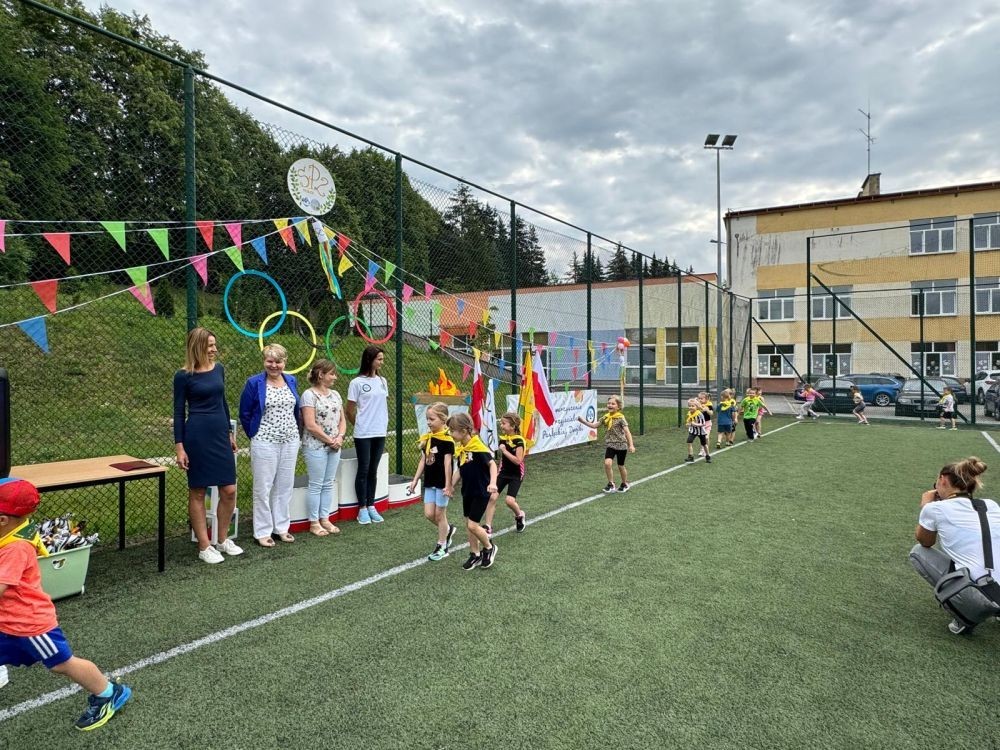 Dzień Dziecka to jeden z najradośniejszych dni, na który czekają młodsze i starsze przedszkolaki. W naszym przedszkolu był to dzień wyjątkowy, pełen życzeń, uśmiechów, radości i niespodzianek. Tego dnia pojawiło się mnóstwo kolorowych HELOWYCH balonów. Od rana panowała radosna atmosfera, a na przedszkolaków czekało wiele atrakcji. 
A wszystko to za sprawą zaprzyjaźnionych Rodziców, ze Stowarzyszenia Przyjaciół, Pasłęckiej Dwójki, którzy zorganizowali w tym dniu Igrzyska Przedszkolaka, zapewniając przy tym wiele atrakcji dzieciom: tj. zapalenie znicza olimpijskiego, wypuszczenie symbolicznie gołębi pokoju, pokaz i parada przedszkolaków, pokaz sportowców, uczniów PS 2 w Pasłęku, reprezentantów sekcji lekkiej atletyki  KS Polonia Pasłęk. Odbyły się konkursy sportowe, zabawy taneczne, oraz smakowity poczęstunek. Nie zabrakło owoców, lodów, słodkości, waty cukrowej i popcornu. Na pożegnanie dzieci otrzymały pamiątkowe medale, dyplomy oraz prezenty.