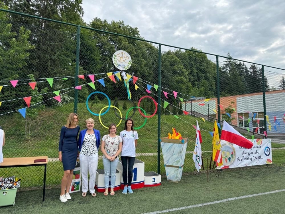 Dzień Dziecka to jeden z najradośniejszych dni, na który czekają młodsze i starsze przedszkolaki. W naszym przedszkolu był to dzień wyjątkowy, pełen życzeń, uśmiechów, radości i niespodzianek. Tego dnia pojawiło się mnóstwo kolorowych HELOWYCH balonów. Od rana panowała radosna atmosfera, a na przedszkolaków czekało wiele atrakcji. 
A wszystko to za sprawą zaprzyjaźnionych Rodziców, ze Stowarzyszenia Przyjaciół, Pasłęckiej Dwójki, którzy zorganizowali w tym dniu Igrzyska Przedszkolaka, zapewniając przy tym wiele atrakcji dzieciom: tj. zapalenie znicza olimpijskiego, wypuszczenie symbolicznie gołębi pokoju, pokaz i parada przedszkolaków, pokaz sportowców, uczniów PS 2 w Pasłęku, reprezentantów sekcji lekkiej atletyki  KS Polonia Pasłęk. Odbyły się konkursy sportowe, zabawy taneczne, oraz smakowity poczęstunek. Nie zabrakło owoców, lodów, słodkości, waty cukrowej i popcornu. Na pożegnanie dzieci otrzymały pamiątkowe medale, dyplomy oraz prezenty.