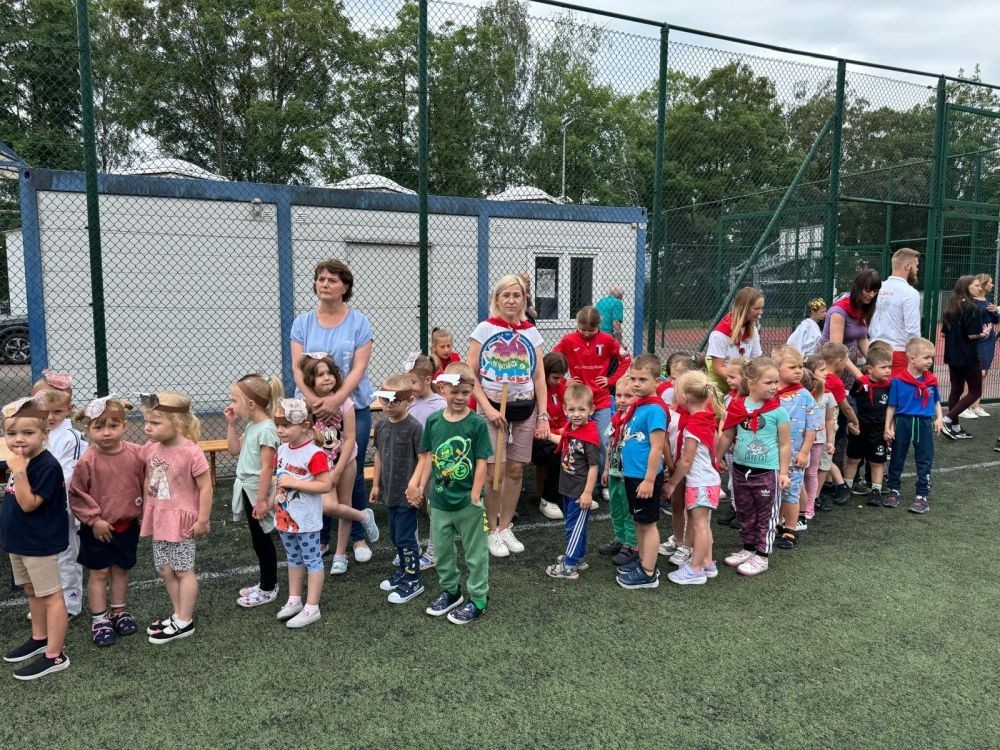 Dzień Dziecka to jeden z najradośniejszych dni, na który czekają młodsze i starsze przedszkolaki. W naszym przedszkolu był to dzień wyjątkowy, pełen życzeń, uśmiechów, radości i niespodzianek. Tego dnia pojawiło się mnóstwo kolorowych HELOWYCH balonów. Od rana panowała radosna atmosfera, a na przedszkolaków czekało wiele atrakcji. 
A wszystko to za sprawą zaprzyjaźnionych Rodziców, ze Stowarzyszenia Przyjaciół, Pasłęckiej Dwójki, którzy zorganizowali w tym dniu Igrzyska Przedszkolaka, zapewniając przy tym wiele atrakcji dzieciom: tj. zapalenie znicza olimpijskiego, wypuszczenie symbolicznie gołębi pokoju, pokaz i parada przedszkolaków, pokaz sportowców, uczniów PS 2 w Pasłęku, reprezentantów sekcji lekkiej atletyki  KS Polonia Pasłęk. Odbyły się konkursy sportowe, zabawy taneczne, oraz smakowity poczęstunek. Nie zabrakło owoców, lodów, słodkości, waty cukrowej i popcornu. Na pożegnanie dzieci otrzymały pamiątkowe medale, dyplomy oraz prezenty.