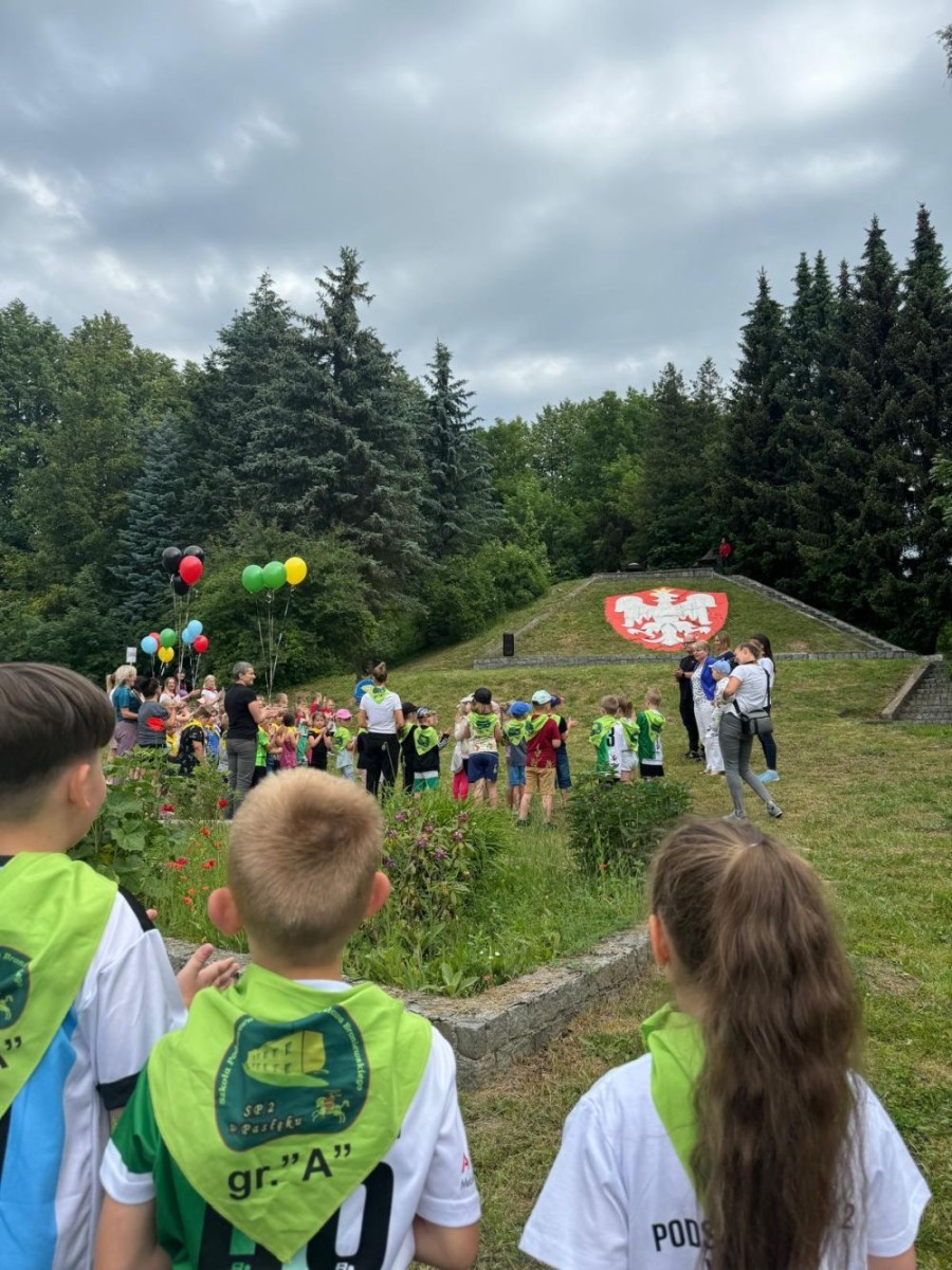 Dzień Dziecka to jeden z najradośniejszych dni, na który czekają młodsze i starsze przedszkolaki. W naszym przedszkolu był to dzień wyjątkowy, pełen życzeń, uśmiechów, radości i niespodzianek. Tego dnia pojawiło się mnóstwo kolorowych HELOWYCH balonów. Od rana panowała radosna atmosfera, a na przedszkolaków czekało wiele atrakcji. 
A wszystko to za sprawą zaprzyjaźnionych Rodziców, ze Stowarzyszenia Przyjaciół, Pasłęckiej Dwójki, którzy zorganizowali w tym dniu Igrzyska Przedszkolaka, zapewniając przy tym wiele atrakcji dzieciom: tj. zapalenie znicza olimpijskiego, wypuszczenie symbolicznie gołębi pokoju, pokaz i parada przedszkolaków, pokaz sportowców, uczniów PS 2 w Pasłęku, reprezentantów sekcji lekkiej atletyki  KS Polonia Pasłęk. Odbyły się konkursy sportowe, zabawy taneczne, oraz smakowity poczęstunek. Nie zabrakło owoców, lodów, słodkości, waty cukrowej i popcornu. Na pożegnanie dzieci otrzymały pamiątkowe medale, dyplomy oraz prezenty.