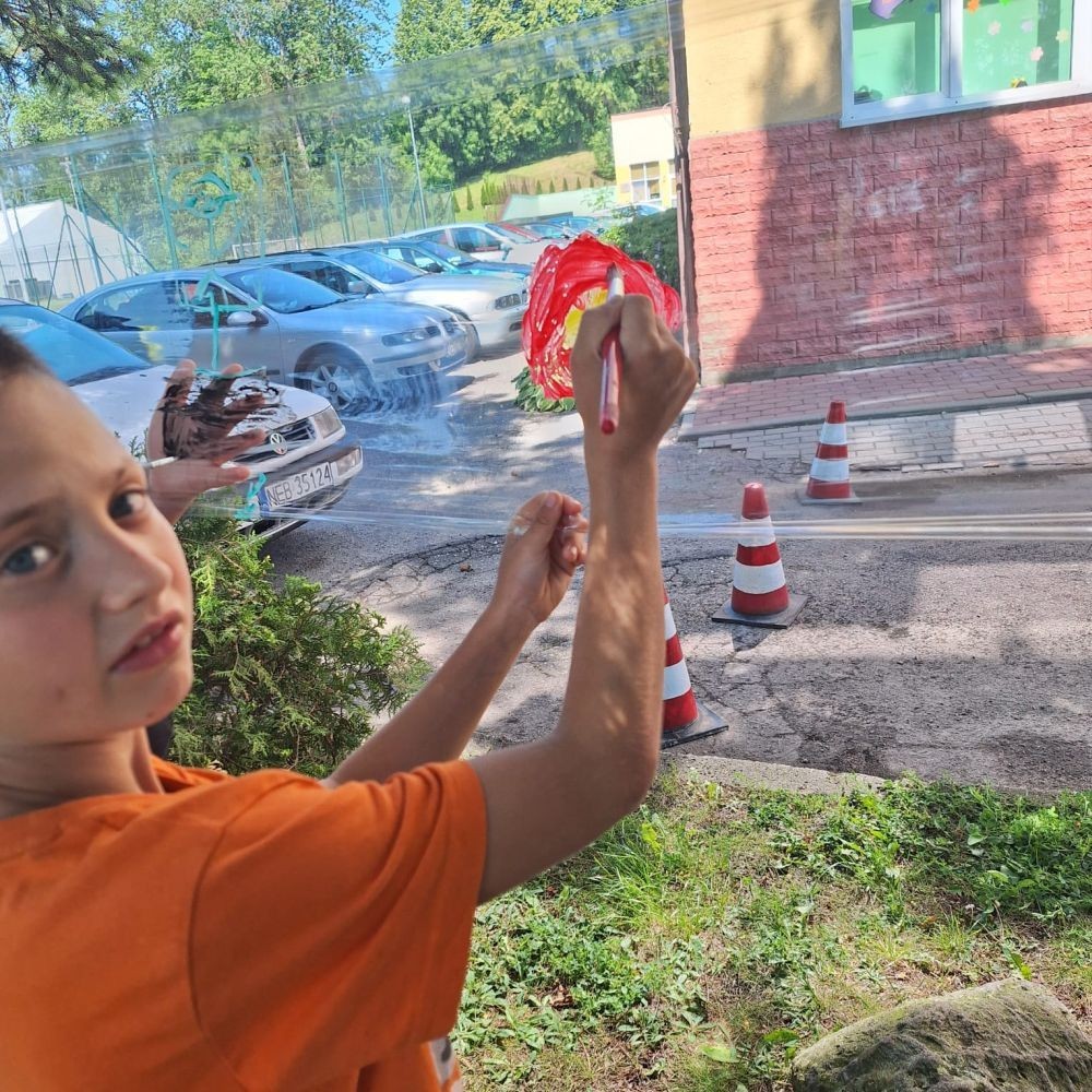 W ostatnim czasie uczniowie klasy III b wzięli udział w wyjątkowych zajęciach plastycznych, które wprawiły ich w zachwyt i radość tworzenia. Tym razem nasze artystyczne dusze miały okazję malować na świeżym powietrzu. Wyjątkowy pomysł na wykorzystanie folii spożywczej rozciągniętej pomiędzy drzewami okazał się strzałem w dziesiątkę. Uczniowie mogli wyrażać swoją kreatywność, eksperymentować z kolorami i formami, czerpiąc inspirację z natury otaczającej naszą szkołę.