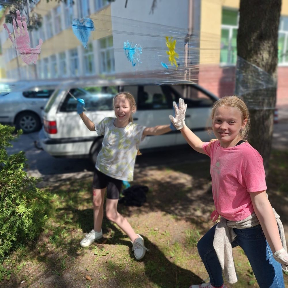 W ostatnim czasie uczniowie klasy III b wzięli udział w wyjątkowych zajęciach plastycznych, które wprawiły ich w zachwyt i radość tworzenia. Tym razem nasze artystyczne dusze miały okazję malować na świeżym powietrzu. Wyjątkowy pomysł na wykorzystanie folii spożywczej rozciągniętej pomiędzy drzewami okazał się strzałem w dziesiątkę. Uczniowie mogli wyrażać swoją kreatywność, eksperymentować z kolorami i formami, czerpiąc inspirację z natury otaczającej naszą szkołę.