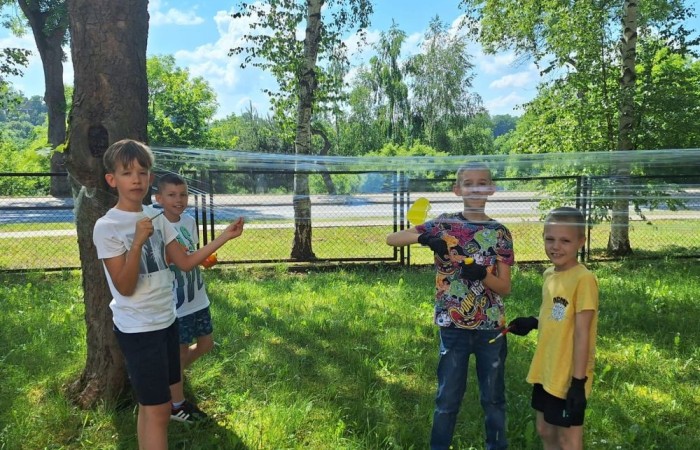 W ostatnim czasie uczniowie klasy III b wzięli udział w wyjątkowych zajęciach plastycznych, które wprawiły ich w zachwyt i radość tworzenia. Tym razem nasze artystyczne dusze miały okazję malować na świeżym powietrzu. Wyjątkowy pomysł na wykorzystanie folii spożywczej rozciągniętej pomiędzy drzewami okazał się strzałem w dziesiątkę. Uczniowie mogli wyrażać swoją kreatywność, eksperymentować z kolorami i formami, czerpiąc inspirację z natury otaczającej naszą szkołę.