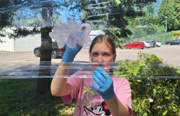 W ostatnim czasie uczniowie klasy III b wzięli udział w wyjątkowych zajęciach plastycznych, które wprawiły ich w zachwyt i radość tworzenia. Tym razem nasze artystyczne dusze miały okazję malować na świeżym powietrzu. Wyjątkowy pomysł na wykorzystanie folii spożywczej rozciągniętej pomiędzy drzewami okazał się strzałem w dziesiątkę. Uczniowie mogli wyrażać swoją kreatywność, eksperymentować z kolorami i formami, czerpiąc inspirację z natury otaczającej naszą szkołę.