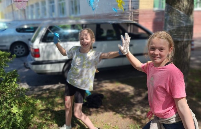 W ostatnim czasie uczniowie klasy III b wzięli udział w wyjątkowych zajęciach plastycznych, które wprawiły ich w zachwyt i radość tworzenia. Tym razem nasze artystyczne dusze miały okazję malować na świeżym powietrzu. Wyjątkowy pomysł na wykorzystanie folii spożywczej rozciągniętej pomiędzy drzewami okazał się strzałem w dziesiątkę. Uczniowie mogli wyrażać swoją kreatywność, eksperymentować z kolorami i formami, czerpiąc inspirację z natury otaczającej naszą szkołę.