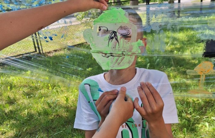 W ostatnim czasie uczniowie klasy III b wzięli udział w wyjątkowych zajęciach plastycznych, które wprawiły ich w zachwyt i radość tworzenia. Tym razem nasze artystyczne dusze miały okazję malować na świeżym powietrzu. Wyjątkowy pomysł na wykorzystanie folii spożywczej rozciągniętej pomiędzy drzewami okazał się strzałem w dziesiątkę. Uczniowie mogli wyrażać swoją kreatywność, eksperymentować z kolorami i formami, czerpiąc inspirację z natury otaczającej naszą szkołę.