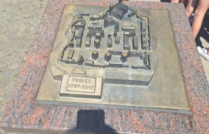 Uczniowie z kółka artystycznego mają za sobą kolejne wyjście na Stara Miasto. Tak jak poprzednie i to okazało się niezwykle inspirujące. Nasi młodzi fotografowie z zapałem odkrywali  Pasłęk i jego zabytki na nowo, patrząc na znane im miejsca z zupełnie innej perspektywy. 