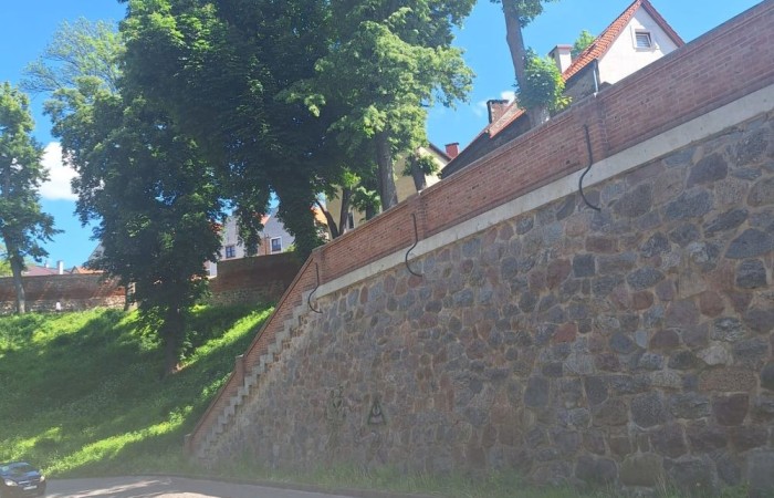 Uczniowie z kółka artystycznego mają za sobą kolejne wyjście na Stara Miasto. Tak jak poprzednie i to okazało się niezwykle inspirujące. Nasi młodzi fotografowie z zapałem odkrywali  Pasłęk i jego zabytki na nowo, patrząc na znane im miejsca z zupełnie innej perspektywy. 