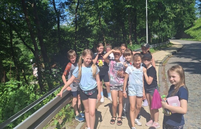 Uczniowie z kółka artystycznego mają za sobą kolejne wyjście na Stara Miasto. Tak jak poprzednie i to okazało się niezwykle inspirujące. Nasi młodzi fotografowie z zapałem odkrywali  Pasłęk i jego zabytki na nowo, patrząc na znane im miejsca z zupełnie innej perspektywy. 