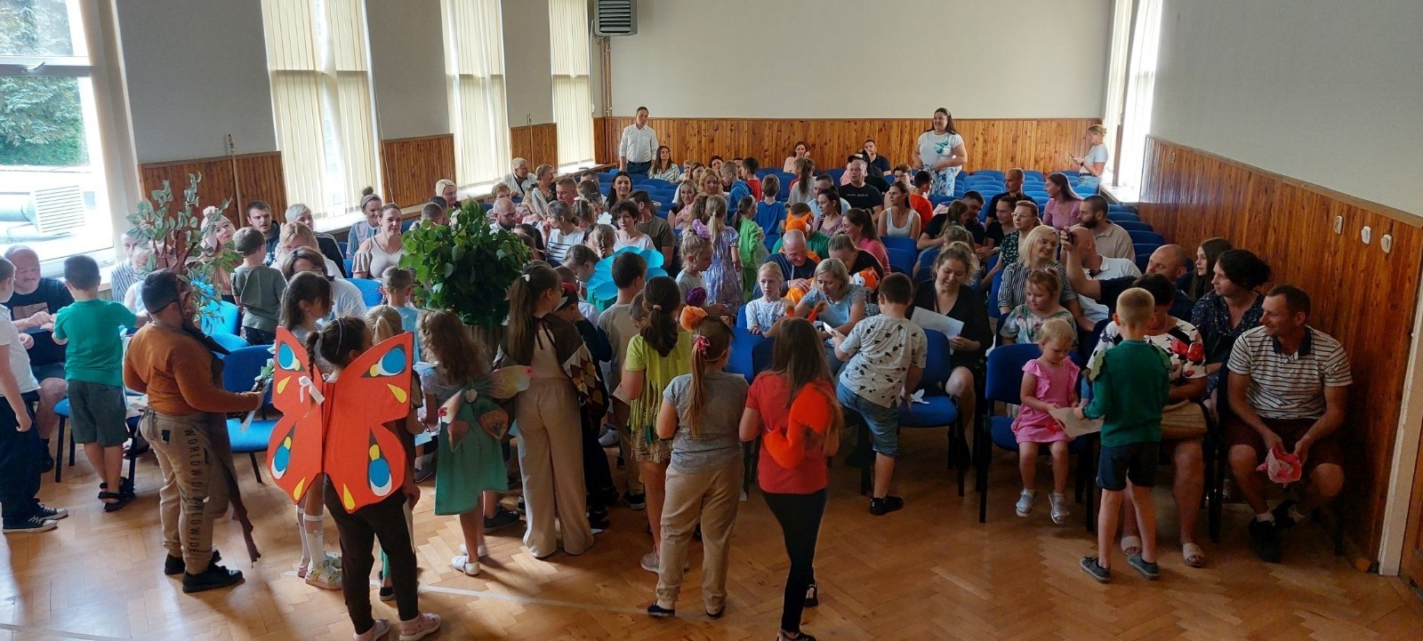 W środę 29.05 uczniowie klas pierwszych zaprosili do szkoły wyjątkowych gości, swoich najbliższych by wspólnie świętować Dzień Rodziny. Pierwszoklasiści przygotowali przedstawienie, które poruszyło serca wszystkich obecnych. Mamy nadzieję, że to wyjątkowe wydarzenie pozostawiło piękne wspomnienia zarówno dla naszych uczniów, jak i dla wszystkich, którzy mieli okazję wziąć w nim udział. Już nie możemy się doczekać kolejnych takich chwil pełnych radości i inspiracji.