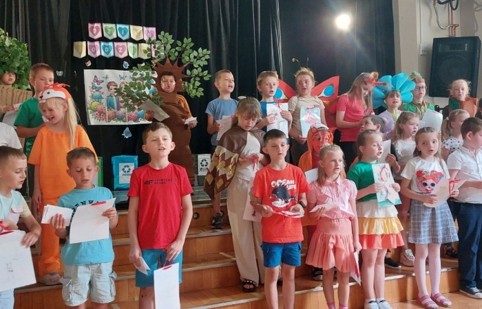 W środę 29.05 uczniowie klas pierwszych zaprosili do szkoły wyjątkowych gości, swoich najbliższych by wspólnie świętować Dzień Rodziny. Pierwszoklasiści przygotowali przedstawienie, które poruszyło serca wszystkich obecnych. Mamy nadzieję, że to wyjątkowe wydarzenie pozostawiło piękne wspomnienia zarówno dla naszych uczniów, jak i dla wszystkich, którzy mieli okazję wziąć w nim udział. Już nie możemy się doczekać kolejnych takich chwil pełnych radości i inspiracji.