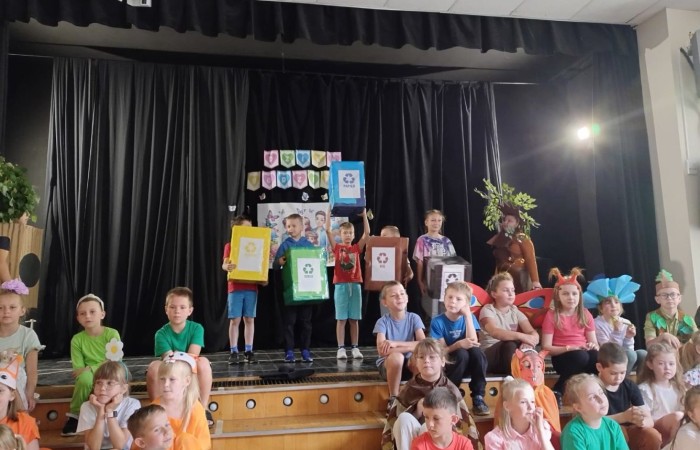 W środę 29.05 uczniowie klas pierwszych zaprosili do szkoły wyjątkowych gości, swoich najbliższych by wspólnie świętować Dzień Rodziny. Pierwszoklasiści przygotowali przedstawienie, które poruszyło serca wszystkich obecnych. Mamy nadzieję, że to wyjątkowe wydarzenie pozostawiło piękne wspomnienia zarówno dla naszych uczniów, jak i dla wszystkich, którzy mieli okazję wziąć w nim udział. Już nie możemy się doczekać kolejnych takich chwil pełnych radości i inspiracji.