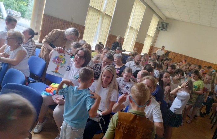 W środę 29.05 uczniowie klas pierwszych zaprosili do szkoły wyjątkowych gości, swoich najbliższych by wspólnie świętować Dzień Rodziny. Pierwszoklasiści przygotowali przedstawienie, które poruszyło serca wszystkich obecnych. Mamy nadzieję, że to wyjątkowe wydarzenie pozostawiło piękne wspomnienia zarówno dla naszych uczniów, jak i dla wszystkich, którzy mieli okazję wziąć w nim udział. Już nie możemy się doczekać kolejnych takich chwil pełnych radości i inspiracji.