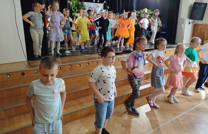 W środę 29.05 uczniowie klas pierwszych zaprosili do szkoły wyjątkowych gości, swoich najbliższych by wspólnie świętować Dzień Rodziny. Pierwszoklasiści przygotowali przedstawienie, które poruszyło serca wszystkich obecnych. Mamy nadzieję, że to wyjątkowe wydarzenie pozostawiło piękne wspomnienia zarówno dla naszych uczniów, jak i dla wszystkich, którzy mieli okazję wziąć w nim udział. Już nie możemy się doczekać kolejnych takich chwil pełnych radości i inspiracji.