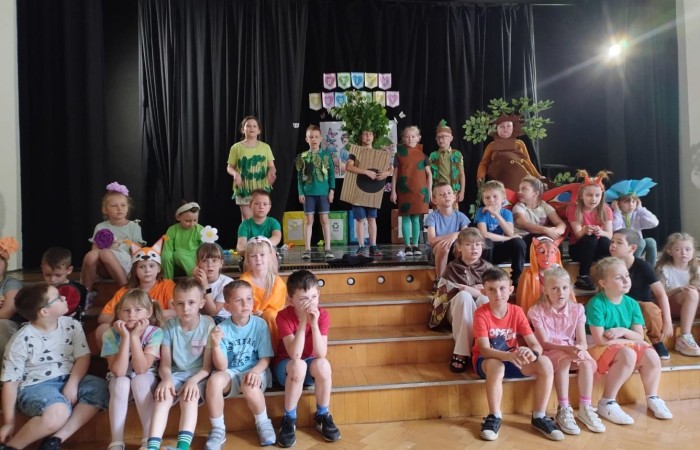 W środę 29.05 uczniowie klas pierwszych zaprosili do szkoły wyjątkowych gości, swoich najbliższych by wspólnie świętować Dzień Rodziny. Pierwszoklasiści przygotowali przedstawienie, które poruszyło serca wszystkich obecnych. Mamy nadzieję, że to wyjątkowe wydarzenie pozostawiło piękne wspomnienia zarówno dla naszych uczniów, jak i dla wszystkich, którzy mieli okazję wziąć w nim udział. Już nie możemy się doczekać kolejnych takich chwil pełnych radości i inspiracji.