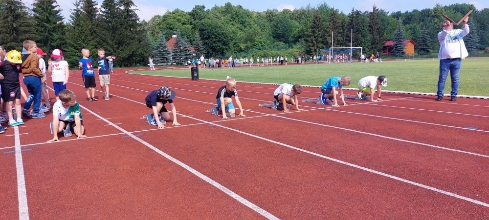 A tak 3 czerwca z okazji Dnia Dziecka bawili się uczniowie klas młodszych. Na sportowo, w duchu zdrowej rywalizacji. Po ukończeniu wszystkich konkurencji (biegu na 60 m, skoku w dal i rzucie piłeczką palantową), nadszedł czas na ostudzenie nadmiaru emocji. Tu z pomocą przyszli strażacy z JRG PSP nr 3 w Pasłęku. Kto by pomyślał, że odrobina wody może dostarczyć tyle radości. Na osłodę na naszych sportowców czekała pyszna wata cukrowa, a każdy miał szansę odwiedzić 