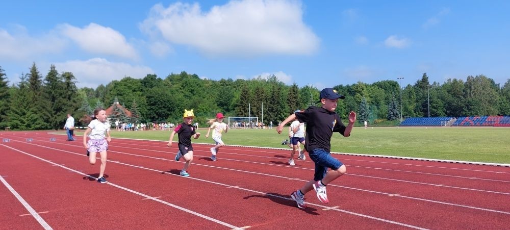 A tak 3 czerwca z okazji Dnia Dziecka bawili się uczniowie klas młodszych. Na sportowo, w duchu zdrowej rywalizacji. Po ukończeniu wszystkich konkurencji (biegu na 60 m, skoku w dal i rzucie piłeczką palantową), nadszedł czas na ostudzenie nadmiaru emocji. Tu z pomocą przyszli strażacy z JRG PSP nr 3 w Pasłęku. Kto by pomyślał, że odrobina wody może dostarczyć tyle radości. Na osłodę na naszych sportowców czekała pyszna wata cukrowa, a każdy miał szansę odwiedzić 