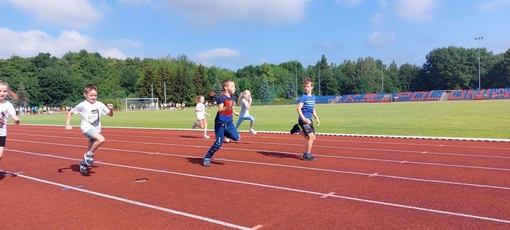 A tak 3 czerwca z okazji Dnia Dziecka bawili się uczniowie klas młodszych. Na sportowo, w duchu zdrowej rywalizacji. Po ukończeniu wszystkich konkurencji (biegu na 60 m, skoku w dal i rzucie piłeczką palantową), nadszedł czas na ostudzenie nadmiaru emocji. Tu z pomocą przyszli strażacy z JRG PSP nr 3 w Pasłęku. Kto by pomyślał, że odrobina wody może dostarczyć tyle radości. Na osłodę na naszych sportowców czekała pyszna wata cukrowa, a każdy miał szansę odwiedzić 