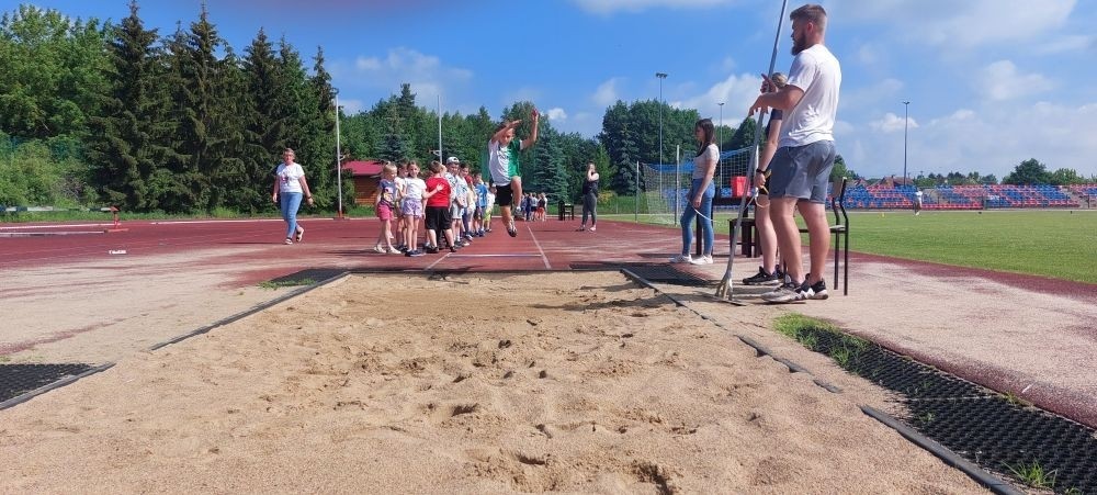 A tak 3 czerwca z okazji Dnia Dziecka bawili się uczniowie klas młodszych. Na sportowo, w duchu zdrowej rywalizacji. Po ukończeniu wszystkich konkurencji (biegu na 60 m, skoku w dal i rzucie piłeczką palantową), nadszedł czas na ostudzenie nadmiaru emocji. Tu z pomocą przyszli strażacy z JRG PSP nr 3 w Pasłęku. Kto by pomyślał, że odrobina wody może dostarczyć tyle radości. Na osłodę na naszych sportowców czekała pyszna wata cukrowa, a każdy miał szansę odwiedzić 