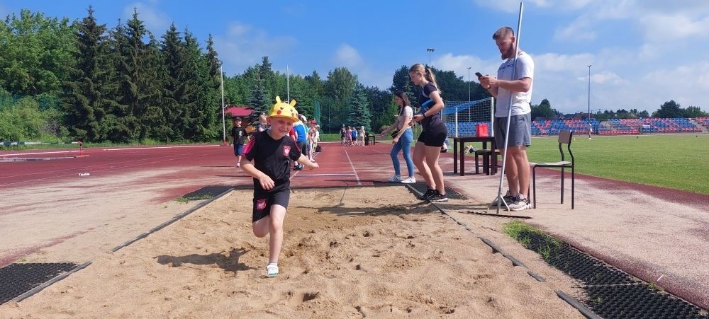 A tak 3 czerwca z okazji Dnia Dziecka bawili się uczniowie klas młodszych. Na sportowo, w duchu zdrowej rywalizacji. Po ukończeniu wszystkich konkurencji (biegu na 60 m, skoku w dal i rzucie piłeczką palantową), nadszedł czas na ostudzenie nadmiaru emocji. Tu z pomocą przyszli strażacy z JRG PSP nr 3 w Pasłęku. Kto by pomyślał, że odrobina wody może dostarczyć tyle radości. Na osłodę na naszych sportowców czekała pyszna wata cukrowa, a każdy miał szansę odwiedzić 