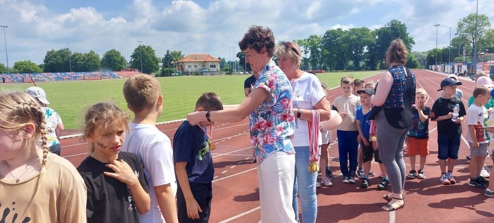 A tak 3 czerwca z okazji Dnia Dziecka bawili się uczniowie klas młodszych. Na sportowo, w duchu zdrowej rywalizacji. Po ukończeniu wszystkich konkurencji (biegu na 60 m, skoku w dal i rzucie piłeczką palantową), nadszedł czas na ostudzenie nadmiaru emocji. Tu z pomocą przyszli strażacy z JRG PSP nr 3 w Pasłęku. Kto by pomyślał, że odrobina wody może dostarczyć tyle radości. Na osłodę na naszych sportowców czekała pyszna wata cukrowa, a każdy miał szansę odwiedzić 