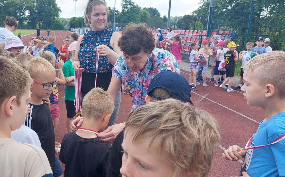 A tak 3 czerwca z okazji Dnia Dziecka bawili się uczniowie klas młodszych. Na sportowo, w duchu zdrowej rywalizacji. Po ukończeniu wszystkich konkurencji (biegu na 60 m, skoku w dal i rzucie piłeczką palantową), nadszedł czas na ostudzenie nadmiaru emocji. Tu z pomocą przyszli strażacy z JRG PSP nr 3 w Pasłęku. Kto by pomyślał, że odrobina wody może dostarczyć tyle radości. Na osłodę na naszych sportowców czekała pyszna wata cukrowa, a każdy miał szansę odwiedzić 