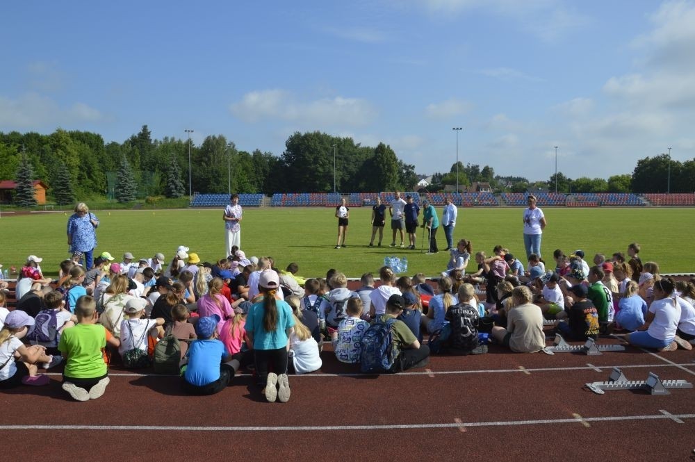 A tak 3 czerwca z okazji Dnia Dziecka bawili się uczniowie klas młodszych. Na sportowo, w duchu zdrowej rywalizacji. Po ukończeniu wszystkich konkurencji (biegu na 60 m, skoku w dal i rzucie piłeczką palantową), nadszedł czas na ostudzenie nadmiaru emocji. Tu z pomocą przyszli strażacy z JRG PSP nr 3 w Pasłęku. Kto by pomyślał, że odrobina wody może dostarczyć tyle radości. Na osłodę na naszych sportowców czekała pyszna wata cukrowa, a każdy miał szansę odwiedzić 