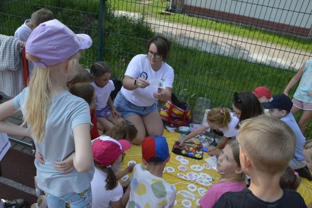 A tak 3 czerwca z okazji Dnia Dziecka bawili się uczniowie klas młodszych. Na sportowo, w duchu zdrowej rywalizacji. Po ukończeniu wszystkich konkurencji (biegu na 60 m, skoku w dal i rzucie piłeczką palantową), nadszedł czas na ostudzenie nadmiaru emocji. Tu z pomocą przyszli strażacy z JRG PSP nr 3 w Pasłęku. Kto by pomyślał, że odrobina wody może dostarczyć tyle radości. Na osłodę na naszych sportowców czekała pyszna wata cukrowa, a każdy miał szansę odwiedzić 