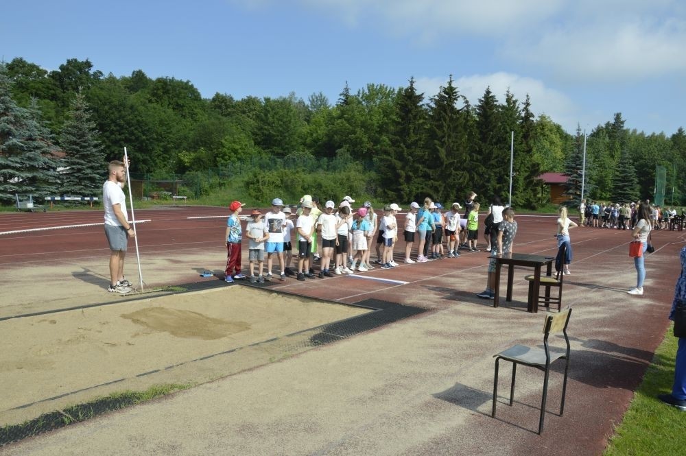 A tak 3 czerwca z okazji Dnia Dziecka bawili się uczniowie klas młodszych. Na sportowo, w duchu zdrowej rywalizacji. Po ukończeniu wszystkich konkurencji (biegu na 60 m, skoku w dal i rzucie piłeczką palantową), nadszedł czas na ostudzenie nadmiaru emocji. Tu z pomocą przyszli strażacy z JRG PSP nr 3 w Pasłęku. Kto by pomyślał, że odrobina wody może dostarczyć tyle radości. Na osłodę na naszych sportowców czekała pyszna wata cukrowa, a każdy miał szansę odwiedzić 