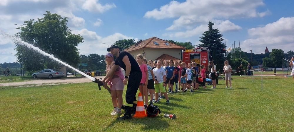 A tak 3 czerwca z okazji Dnia Dziecka bawili się uczniowie klas młodszych. Na sportowo, w duchu zdrowej rywalizacji. Po ukończeniu wszystkich konkurencji (biegu na 60 m, skoku w dal i rzucie piłeczką palantową), nadszedł czas na ostudzenie nadmiaru emocji. Tu z pomocą przyszli strażacy z JRG PSP nr 3 w Pasłęku. Kto by pomyślał, że odrobina wody może dostarczyć tyle radości. Na osłodę na naszych sportowców czekała pyszna wata cukrowa, a każdy miał szansę odwiedzić 