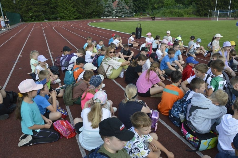 A tak 3 czerwca z okazji Dnia Dziecka bawili się uczniowie klas młodszych. Na sportowo, w duchu zdrowej rywalizacji. Po ukończeniu wszystkich konkurencji (biegu na 60 m, skoku w dal i rzucie piłeczką palantową), nadszedł czas na ostudzenie nadmiaru emocji. Tu z pomocą przyszli strażacy z JRG PSP nr 3 w Pasłęku. Kto by pomyślał, że odrobina wody może dostarczyć tyle radości. Na osłodę na naszych sportowców czekała pyszna wata cukrowa, a każdy miał szansę odwiedzić 