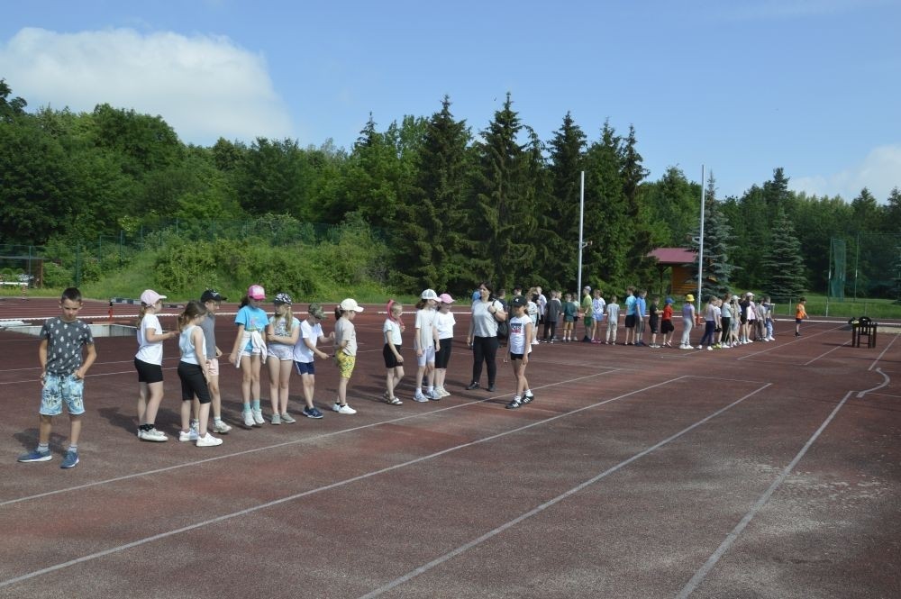 A tak 3 czerwca z okazji Dnia Dziecka bawili się uczniowie klas młodszych. Na sportowo, w duchu zdrowej rywalizacji. Po ukończeniu wszystkich konkurencji (biegu na 60 m, skoku w dal i rzucie piłeczką palantową), nadszedł czas na ostudzenie nadmiaru emocji. Tu z pomocą przyszli strażacy z JRG PSP nr 3 w Pasłęku. Kto by pomyślał, że odrobina wody może dostarczyć tyle radości. Na osłodę na naszych sportowców czekała pyszna wata cukrowa, a każdy miał szansę odwiedzić 