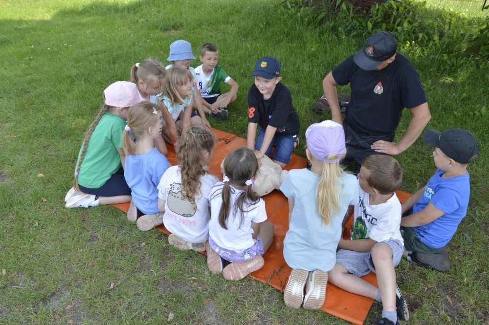 A tak 3 czerwca z okazji Dnia Dziecka bawili się uczniowie klas młodszych. Na sportowo, w duchu zdrowej rywalizacji. Po ukończeniu wszystkich konkurencji (biegu na 60 m, skoku w dal i rzucie piłeczką palantową), nadszedł czas na ostudzenie nadmiaru emocji. Tu z pomocą przyszli strażacy z JRG PSP nr 3 w Pasłęku. Kto by pomyślał, że odrobina wody może dostarczyć tyle radości. Na osłodę na naszych sportowców czekała pyszna wata cukrowa, a każdy miał szansę odwiedzić 