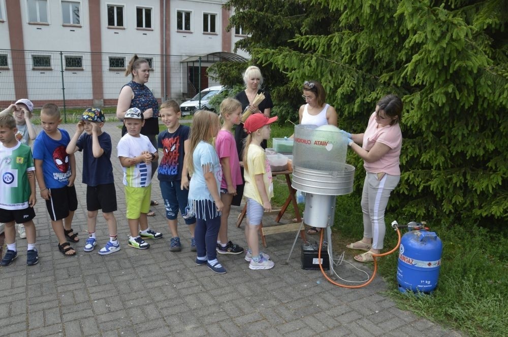 A tak 3 czerwca z okazji Dnia Dziecka bawili się uczniowie klas młodszych. Na sportowo, w duchu zdrowej rywalizacji. Po ukończeniu wszystkich konkurencji (biegu na 60 m, skoku w dal i rzucie piłeczką palantową), nadszedł czas na ostudzenie nadmiaru emocji. Tu z pomocą przyszli strażacy z JRG PSP nr 3 w Pasłęku. Kto by pomyślał, że odrobina wody może dostarczyć tyle radości. Na osłodę na naszych sportowców czekała pyszna wata cukrowa, a każdy miał szansę odwiedzić 