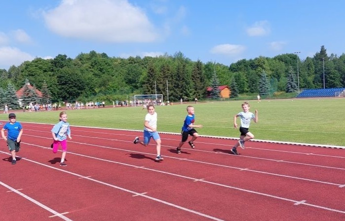 A tak 3 czerwca z okazji Dnia Dziecka bawili się uczniowie klas młodszych. Na sportowo, w duchu zdrowej rywalizacji. Po ukończeniu wszystkich konkurencji (biegu na 60 m, skoku w dal i rzucie piłeczką palantową), nadszedł czas na ostudzenie nadmiaru emocji. Tu z pomocą przyszli strażacy z JRG PSP nr 3 w Pasłęku. Kto by pomyślał, że odrobina wody może dostarczyć tyle radości. Na osłodę na naszych sportowców czekała pyszna wata cukrowa, a każdy miał szansę odwiedzić 