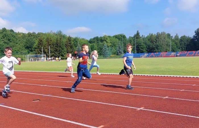 A tak 3 czerwca z okazji Dnia Dziecka bawili się uczniowie klas młodszych. Na sportowo, w duchu zdrowej rywalizacji. Po ukończeniu wszystkich konkurencji (biegu na 60 m, skoku w dal i rzucie piłeczką palantową), nadszedł czas na ostudzenie nadmiaru emocji. Tu z pomocą przyszli strażacy z JRG PSP nr 3 w Pasłęku. Kto by pomyślał, że odrobina wody może dostarczyć tyle radości. Na osłodę na naszych sportowców czekała pyszna wata cukrowa, a każdy miał szansę odwiedzić 