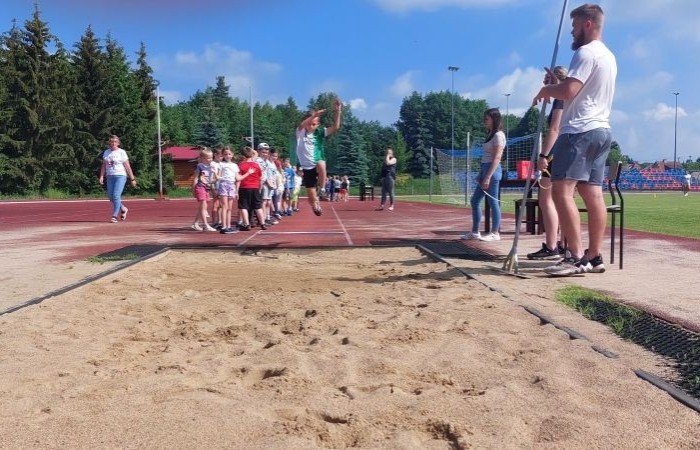 A tak 3 czerwca z okazji Dnia Dziecka bawili się uczniowie klas młodszych. Na sportowo, w duchu zdrowej rywalizacji. Po ukończeniu wszystkich konkurencji (biegu na 60 m, skoku w dal i rzucie piłeczką palantową), nadszedł czas na ostudzenie nadmiaru emocji. Tu z pomocą przyszli strażacy z JRG PSP nr 3 w Pasłęku. Kto by pomyślał, że odrobina wody może dostarczyć tyle radości. Na osłodę na naszych sportowców czekała pyszna wata cukrowa, a każdy miał szansę odwiedzić 