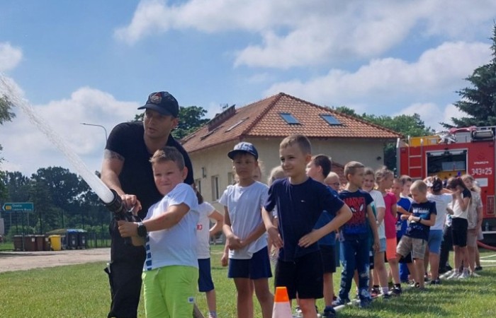 A tak 3 czerwca z okazji Dnia Dziecka bawili się uczniowie klas młodszych. Na sportowo, w duchu zdrowej rywalizacji. Po ukończeniu wszystkich konkurencji (biegu na 60 m, skoku w dal i rzucie piłeczką palantową), nadszedł czas na ostudzenie nadmiaru emocji. Tu z pomocą przyszli strażacy z JRG PSP nr 3 w Pasłęku. Kto by pomyślał, że odrobina wody może dostarczyć tyle radości. Na osłodę na naszych sportowców czekała pyszna wata cukrowa, a każdy miał szansę odwiedzić 