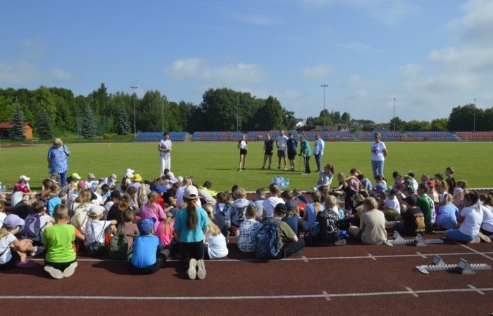 A tak 3 czerwca z okazji Dnia Dziecka bawili się uczniowie klas młodszych. Na sportowo, w duchu zdrowej rywalizacji. Po ukończeniu wszystkich konkurencji (biegu na 60 m, skoku w dal i rzucie piłeczką palantową), nadszedł czas na ostudzenie nadmiaru emocji. Tu z pomocą przyszli strażacy z JRG PSP nr 3 w Pasłęku. Kto by pomyślał, że odrobina wody może dostarczyć tyle radości. Na osłodę na naszych sportowców czekała pyszna wata cukrowa, a każdy miał szansę odwiedzić 