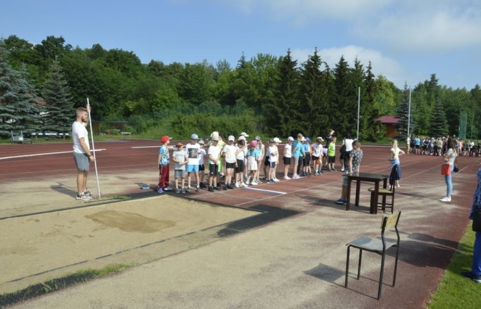 A tak 3 czerwca z okazji Dnia Dziecka bawili się uczniowie klas młodszych. Na sportowo, w duchu zdrowej rywalizacji. Po ukończeniu wszystkich konkurencji (biegu na 60 m, skoku w dal i rzucie piłeczką palantową), nadszedł czas na ostudzenie nadmiaru emocji. Tu z pomocą przyszli strażacy z JRG PSP nr 3 w Pasłęku. Kto by pomyślał, że odrobina wody może dostarczyć tyle radości. Na osłodę na naszych sportowców czekała pyszna wata cukrowa, a każdy miał szansę odwiedzić 