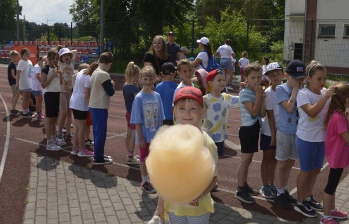 A tak 3 czerwca z okazji Dnia Dziecka bawili się uczniowie klas młodszych. Na sportowo, w duchu zdrowej rywalizacji. Po ukończeniu wszystkich konkurencji (biegu na 60 m, skoku w dal i rzucie piłeczką palantową), nadszedł czas na ostudzenie nadmiaru emocji. Tu z pomocą przyszli strażacy z JRG PSP nr 3 w Pasłęku. Kto by pomyślał, że odrobina wody może dostarczyć tyle radości. Na osłodę na naszych sportowców czekała pyszna wata cukrowa, a każdy miał szansę odwiedzić 