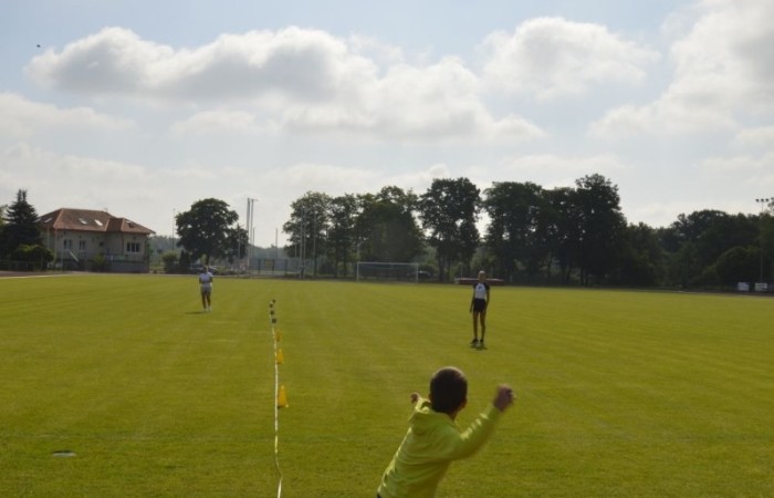 A tak 3 czerwca z okazji Dnia Dziecka bawili się uczniowie klas młodszych. Na sportowo, w duchu zdrowej rywalizacji. Po ukończeniu wszystkich konkurencji (biegu na 60 m, skoku w dal i rzucie piłeczką palantową), nadszedł czas na ostudzenie nadmiaru emocji. Tu z pomocą przyszli strażacy z JRG PSP nr 3 w Pasłęku. Kto by pomyślał, że odrobina wody może dostarczyć tyle radości. Na osłodę na naszych sportowców czekała pyszna wata cukrowa, a każdy miał szansę odwiedzić 