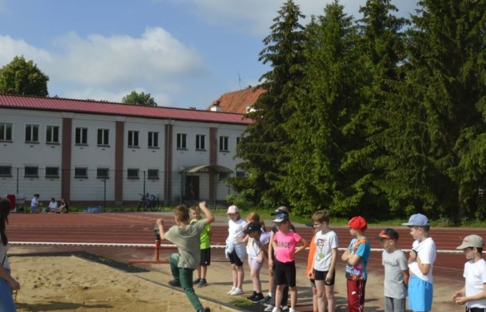 A tak 3 czerwca z okazji Dnia Dziecka bawili się uczniowie klas młodszych. Na sportowo, w duchu zdrowej rywalizacji. Po ukończeniu wszystkich konkurencji (biegu na 60 m, skoku w dal i rzucie piłeczką palantową), nadszedł czas na ostudzenie nadmiaru emocji. Tu z pomocą przyszli strażacy z JRG PSP nr 3 w Pasłęku. Kto by pomyślał, że odrobina wody może dostarczyć tyle radości. Na osłodę na naszych sportowców czekała pyszna wata cukrowa, a każdy miał szansę odwiedzić 