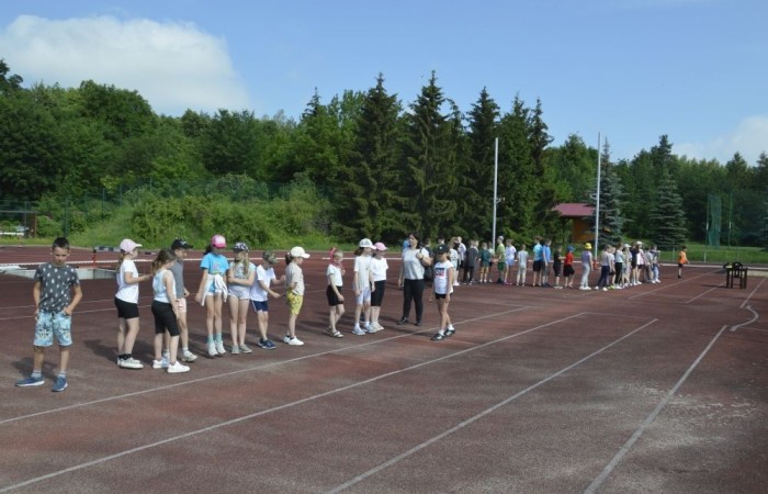 A tak 3 czerwca z okazji Dnia Dziecka bawili się uczniowie klas młodszych. Na sportowo, w duchu zdrowej rywalizacji. Po ukończeniu wszystkich konkurencji (biegu na 60 m, skoku w dal i rzucie piłeczką palantową), nadszedł czas na ostudzenie nadmiaru emocji. Tu z pomocą przyszli strażacy z JRG PSP nr 3 w Pasłęku. Kto by pomyślał, że odrobina wody może dostarczyć tyle radości. Na osłodę na naszych sportowców czekała pyszna wata cukrowa, a każdy miał szansę odwiedzić 